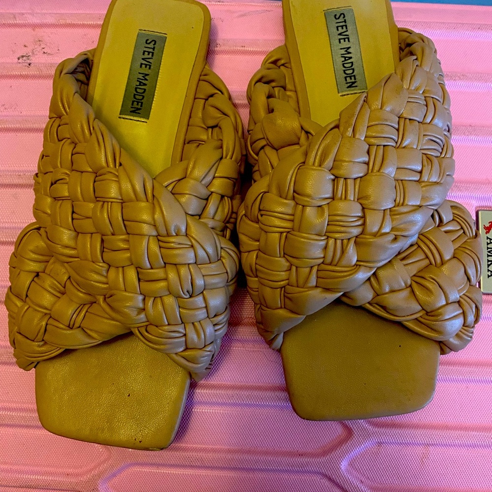 Worn a couple times on vacation very comfortable